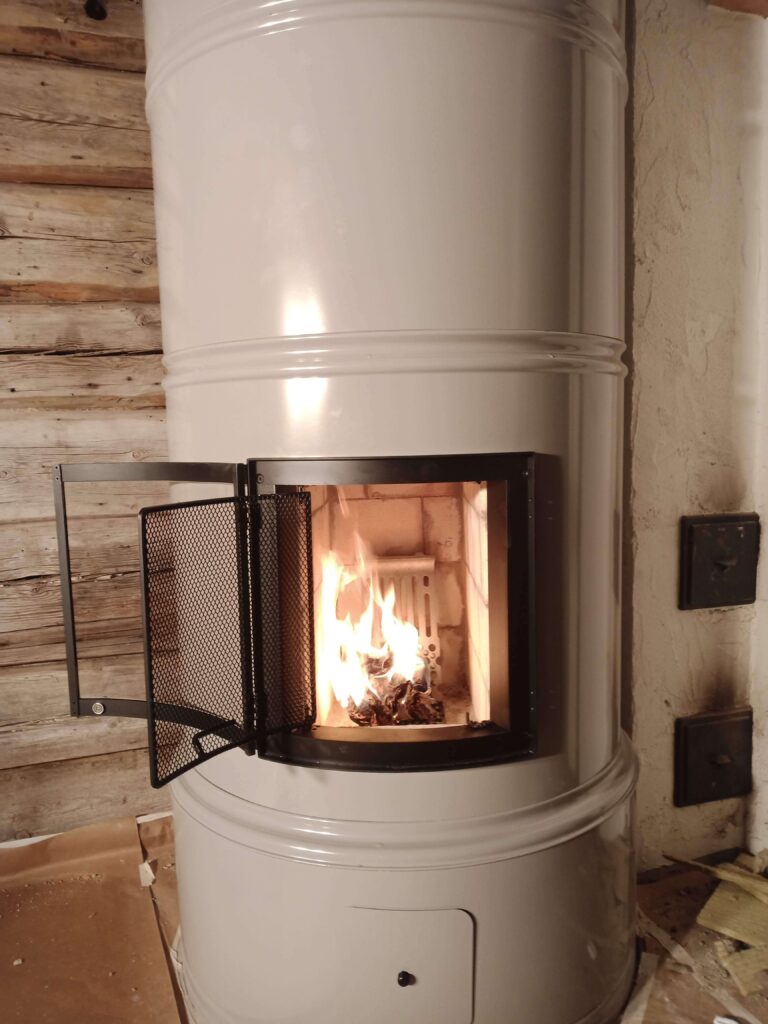 Tiilerin pönttöuunit lämmittää markkinoiden parhaalla hyötysuhteella. Aino on myös maailman ensimmäinen hiukkastestin läpäissyt pönttöuuni.
